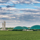 El biogás, la estrella de la economía circular, se produce a partir de nuestros residuos. De este recurso gratuito, se obtiene un carburante alternativo que reúne todas las virtudes medioambientales. Además, su combustión no emite partículas y garantiza la neutralidad de carbono.