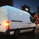 Gestor de flota analizando opciones de vehículos industriales eléctricos e híbridos para distribución urbana