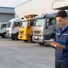 Gestor de flota revisando datos de vehículos industriales Fraikin para decidir cuáles renovar