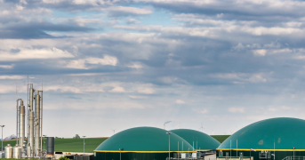 El biogás, la estrella de la economía circular, se produce a partir de nuestros residuos. De este recurso gratuito, se obtiene un carburante alternativo que reúne todas las virtudes medioambientales. Además, su combustión no emite partículas y garantiza la neutralidad de carbono.