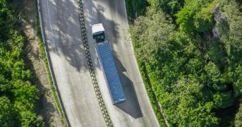 Reducción de la huella de carbono en empresas con ejemplos de transporte sostenible y buenas prácticas.