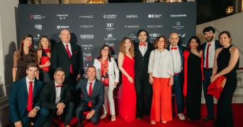 Fraikin en People in Red