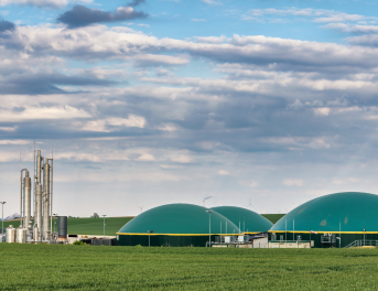 El biogás, la estrella de la economía circular, se produce a partir de nuestros residuos. De este recurso gratuito, se obtiene un carburante alternativo que reúne todas las virtudes medioambientales. Además, su combustión no emite partículas y garantiza la neutralidad de carbono.