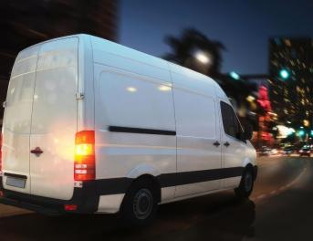 Gestor de flota analizando opciones de vehículos industriales eléctricos e híbridos para distribución urbana