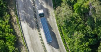 Reducción de la huella de carbono en empresas con ejemplos de transporte sostenible y buenas prácticas.