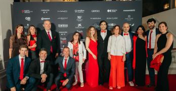 Fraikin en People in Red