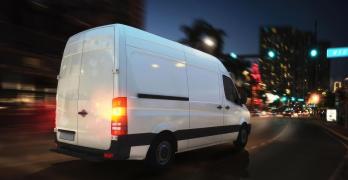 Gestor de flota analizando opciones de vehículos industriales eléctricos e híbridos para distribución urbana